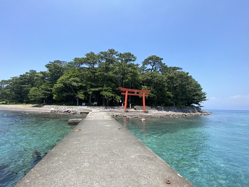 堤防の先から赤い鳥居と御浜岬をみる