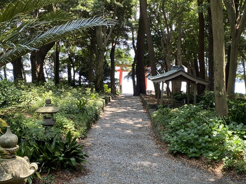 境内から海に続く参道