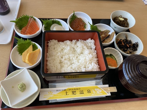 自分の好きな具をのせる海鮮丼妻の分