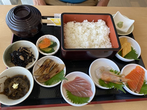 自分の好きな具をのせる海鮮丼夫バージョン