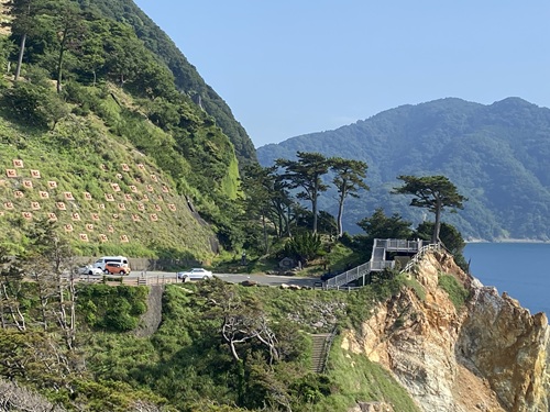 黄金崎の駐車場からのびる展望台への階段
