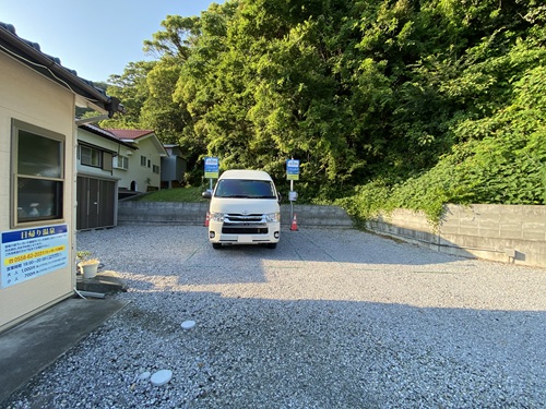 RVパークsmart 弓ヶ浜いち番館の車室１に停まるハイエース