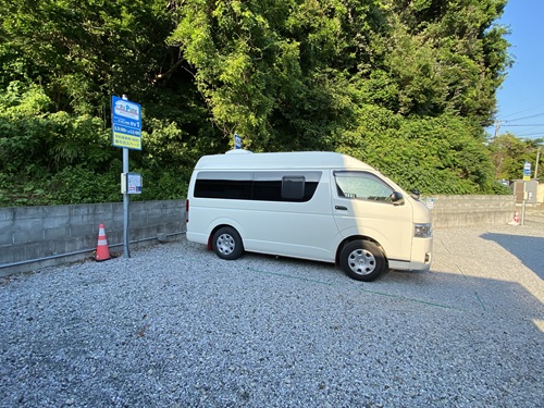 RVパークsmart 弓ヶ浜いち番館の車室と受付機器