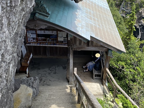 石室神社にいく急階段と神社