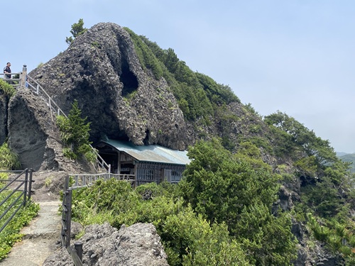 岩に抱かれている石室神社