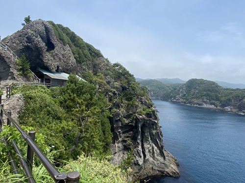 岩に抱かれる石室神社と海の風景