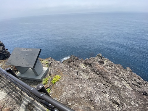 伊豆七島の看板と海