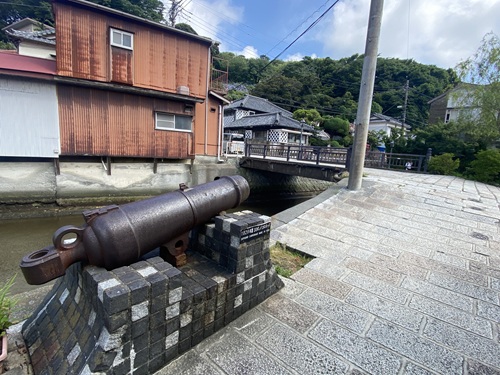 ペリーロードの端にある大砲のモニュメント