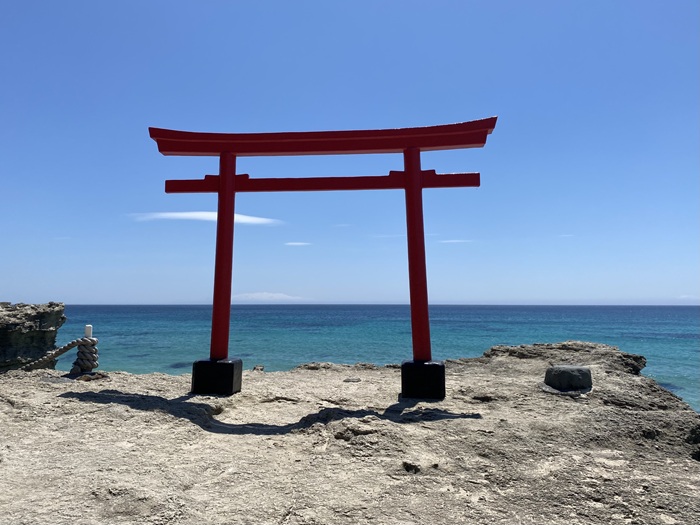 白浜神社の赤い鳥居と海