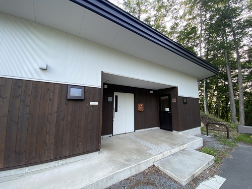 御射鹿池のトイレ外観