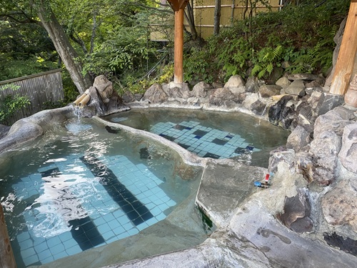 小斉の湯の二つに分かれた浴槽