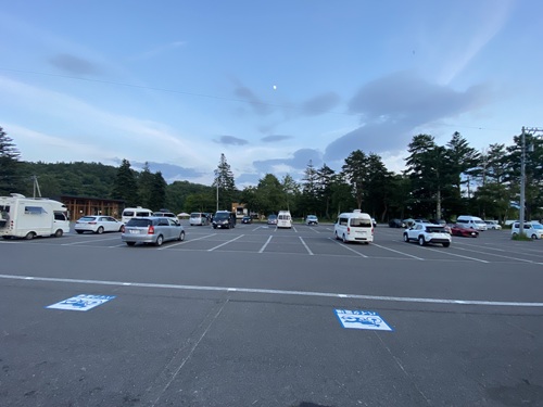 道の駅ビーナスライン蓼科湖の広い駐車場