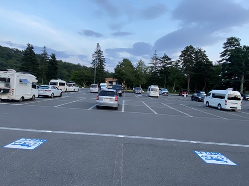 道の駅ビーナスライン蓼科湖の駐車場トイレ側からの全体風景