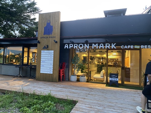 道の駅ビーナスライン蓼科湖のAPRON MARKの外観