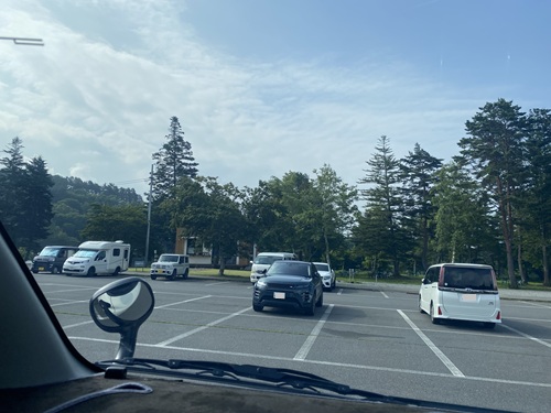 朝に道の駅ビーナスライン蓼科湖を出発する車