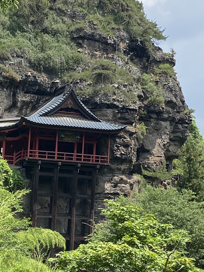 絶壁に立つ布引観音のお堂