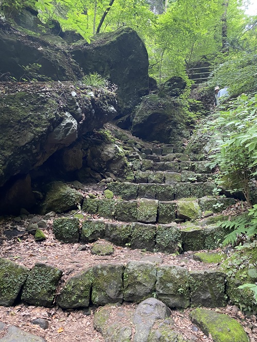 布引観音へ向かう参道の急な階段