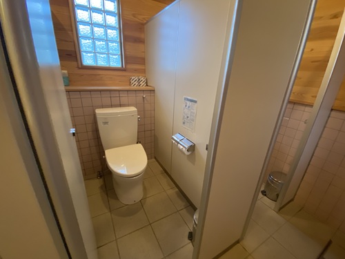 高峰高原公衆トイレの個室