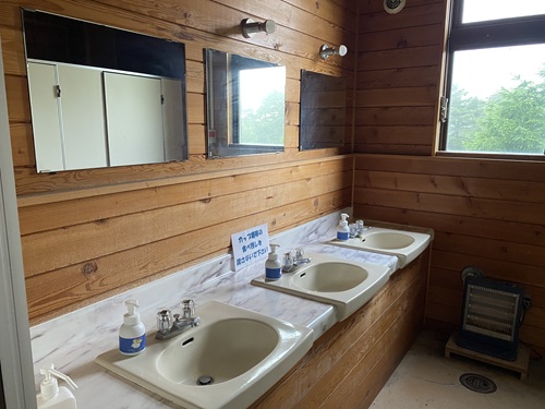 高峰マウンテンパークの公衆トイレの洗面台
