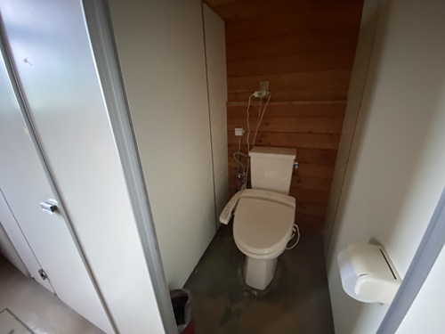 高峰マウンテンパークの公衆トイレの個室