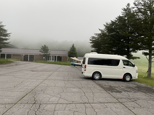 高峰マウンテンパークの平らな駐車場