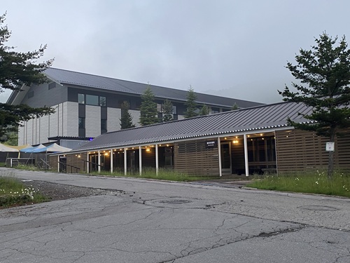 高峰マウンテンパークのライトと建物