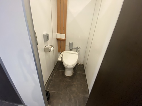 高峰高原ビジターセンターのトイレ個室