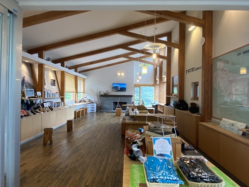 高峰高原ビジターセンター内部のショップ