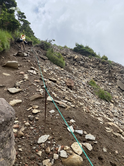 黒斑山のザレの横を行く登山道