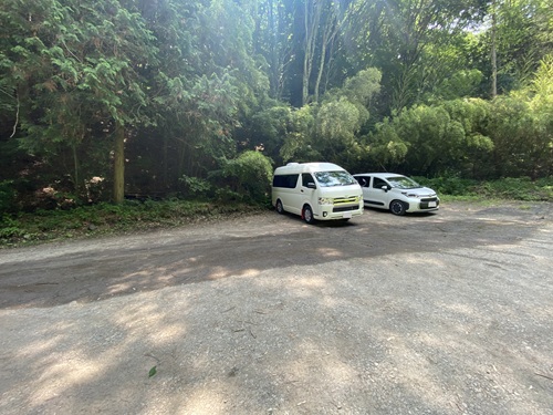 釈尊寺の上部にある駐車場