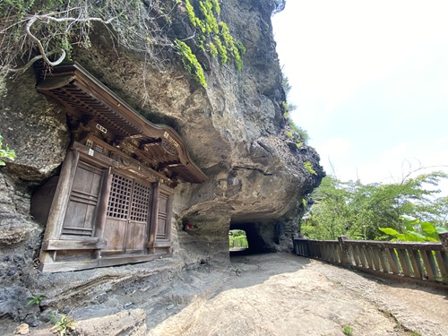 岩の穴がある観音堂に至る道