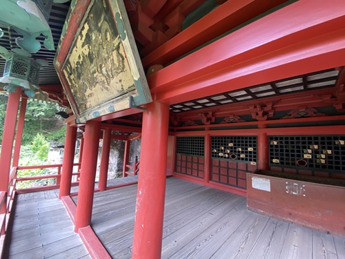 布引観音堂内の朱塗りの柱