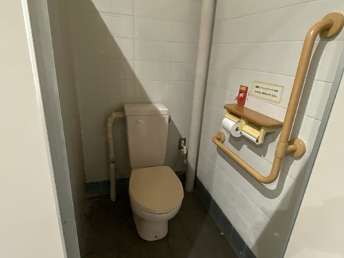 布引観音の参道駐車場の洋式トイレ