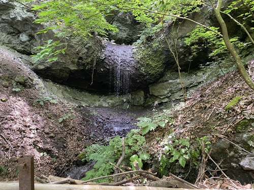 水量の少ない布引二段滝