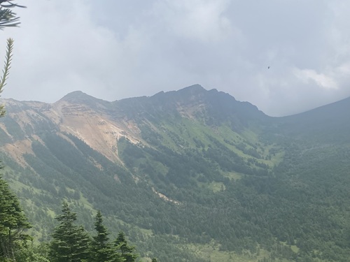 雲間からうっすら見える浅間山の外輪山