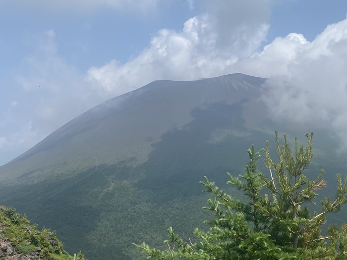 黒斑山登山で見える浅間山