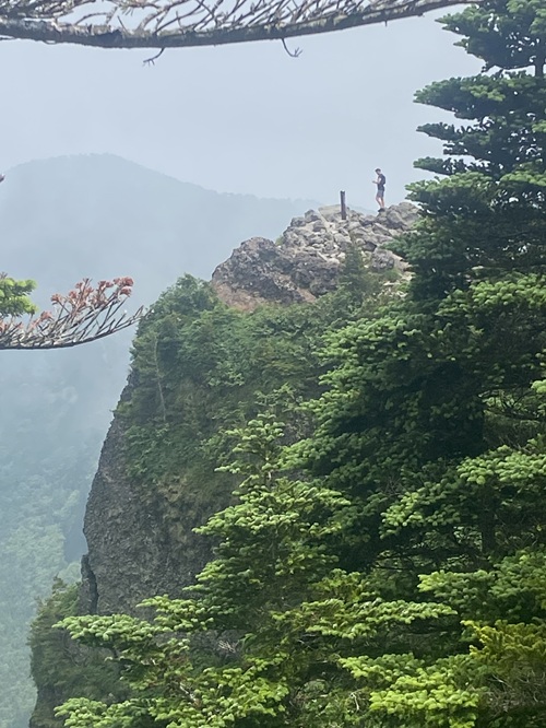 断崖に立つ人の姿