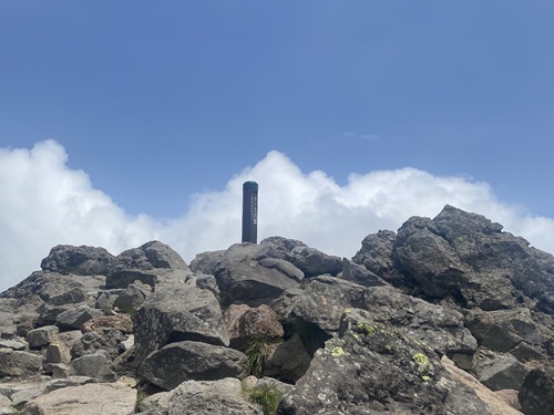 トーミの頭の岩