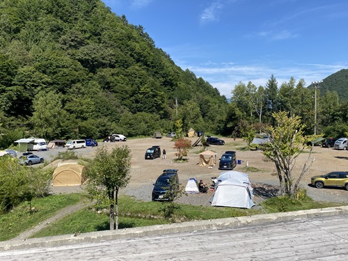 ウッドデッキ下に広がるセンターハウスに近いサイト