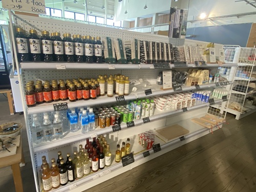 センターハウス内で売られる調味料類