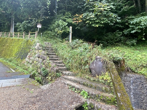 奈良井宿から鳥居峠入口に向かう階段