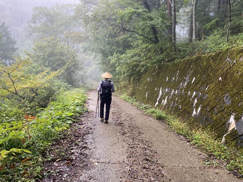 鳥居峠を下る夫さん