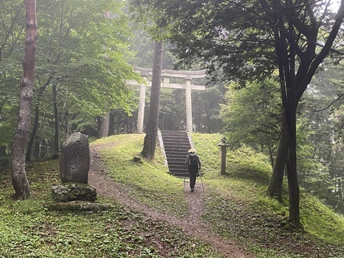 御嶽神社に向かう夫さん
