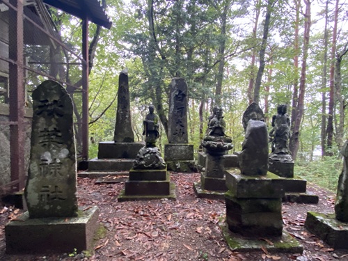 御嶽神社横の石碑