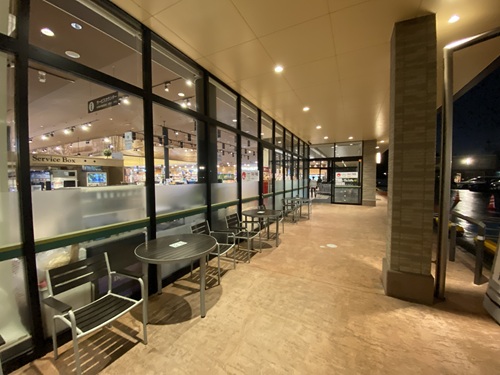 デリシア軽井沢店の入口