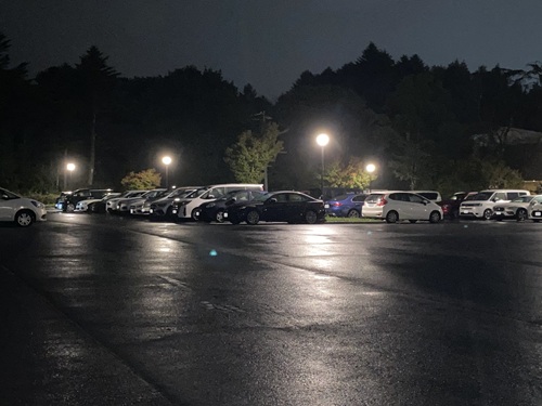 夜間の新軽井沢駐車場の様子