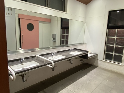 新軽井沢駐車場のトイレの洗面台