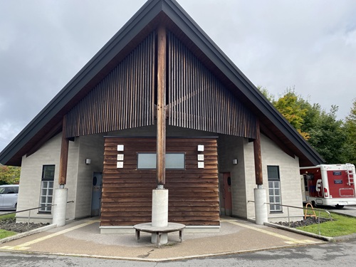新軽井沢駐車場のトイレ棟外観