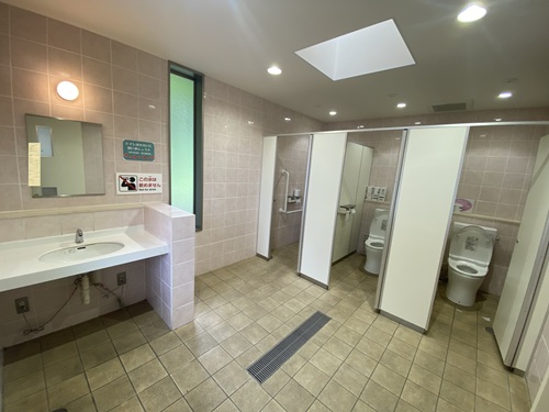 碓氷湖駐車場のトイレ内部