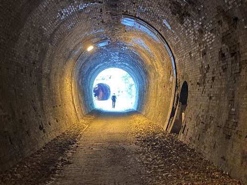 アプトの道のトンネル内部と先を歩く人